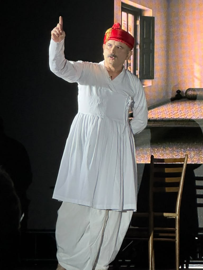 Gondya Ala Re! — a character in a red turban addresses the stage.